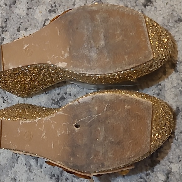 Smfb wedges Gold with sequins and studs. 3.5" heel, length of shoe is 8". - Picture 4 of 6